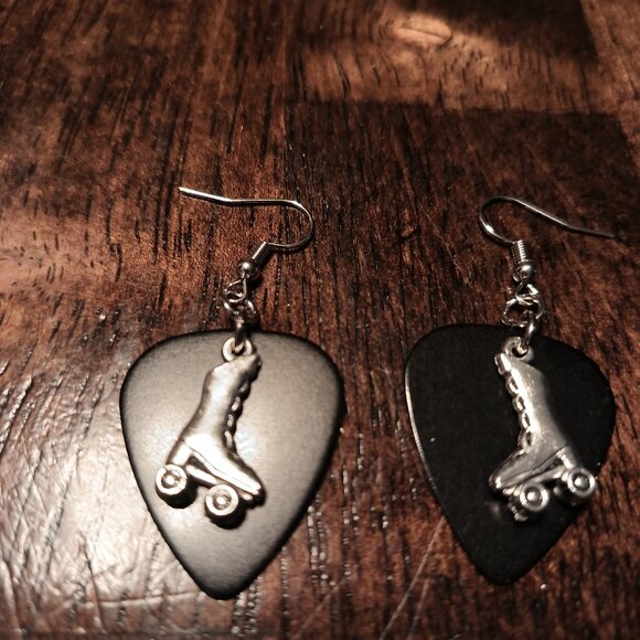 SILVER ROLLER SKATES CHARMS ON BLACK GUITAR PICKS NECKLACE - EARRINGS SET - Picture 2 of 2